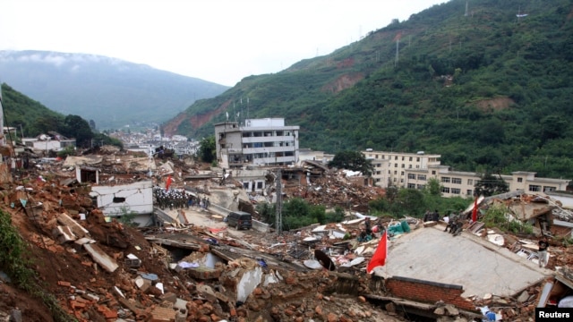 8月3日，中国云南鲁甸龙头山发生里氏6.5级地震。救援人员和村民在倒塌的房屋废墟中寻找幸存者。