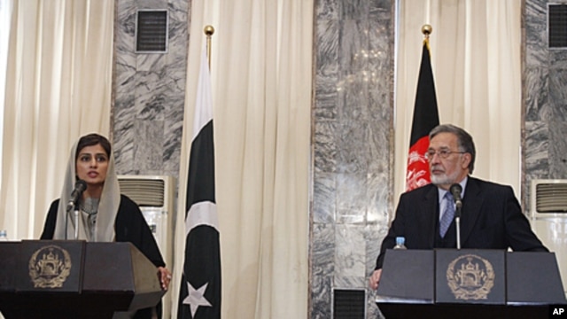 Pakistan Foreign Minister Hina Rabbani Khar, left, speaks during a joint press conference with her Afghan counterpart Zalmai Rasool at the foreign ministry in Kabul, Afghanistan, February 1, 2012.