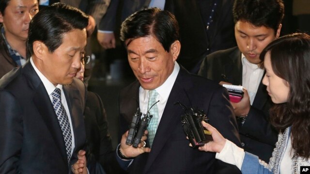 Cựu giám đốc tình báo quốc gia Nam Triều Tiên Won Sei-hoon (giữa) bị khởi tố về tội can thiệp vào cuộc bầu cử tổng thống.