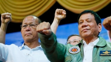 Tổng thống Philippines Rodrigo Duterte (phải) và Bộ trưởng quốc phòng Delfin Lorenzana (trái).