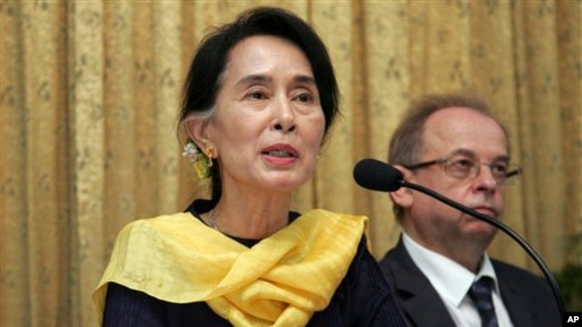 "Myanmar Constitutional 
Democracy" အလုပ္႐ံုေဆြးေႏြးပြဲ တက္ေရာက္ေနတဲ့ ေဒၚေအာင္ဆန္းစုၾကည္။ 
(ေမလ ၁၀ ရက္၊ ၂၀၁၃)။