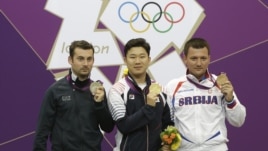 Južnokoreanac Jin Jong-oh (u sredini), Italijan Luka Teskoni (levo) i Andrija Zlatić na pobedničkom postolju u Londonu  