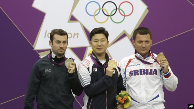 Južnokoreanac Jin Jong-oh (u sredini), Italijan Luka Teskoni (levo) i Andrija Zlatić na pobedničkom postolju u Londonu  