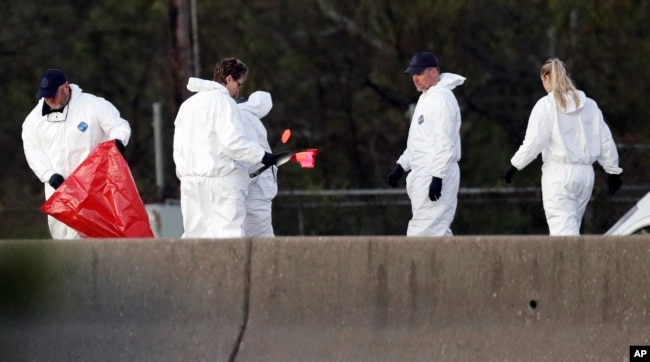 Autoridades investigan el lugar donde se suicidó el sospechoso de varios ataques con bomba en Austin, Texas .Marzo 21, de 2018.