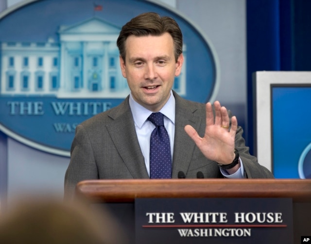 Phát Ngôn viên Tòa Bạch Ốc Josh Earnest trả lời họp báo.