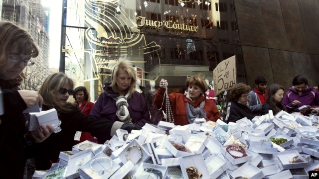 Para pembeli di sebuah toko perhiasan di kota New York pada Black Friday, Jumat (23/11).