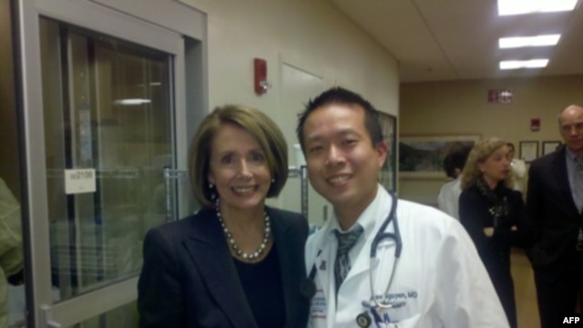 Bác sĩ James Nguyễn và bà Nancy Pelosi, lãnh đạo khối thiểu số của Hạ viện Hoa Kỳ