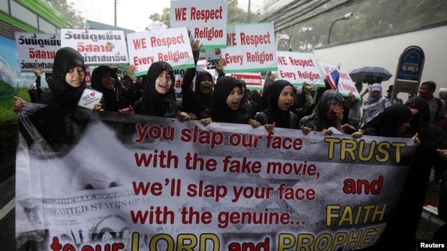 Muslim demonstrators hold banners during a protest in front of the U.S. embassy in Bangkok September 18, 2012. Demonstrators staged a peaceful protest against the anti-Islam film on Tuesday.