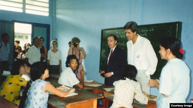 Ông Kerry và gia đình trong chuyến thăm Việt Nam hồi đầu những năm 90.