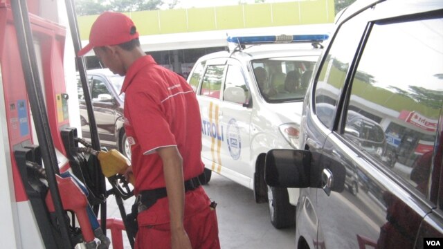 Petugas SPBU mengisi BBM bersubsidi (jenis premium) pada sebuah kendaraan di Jakarta. (VOA/Andylala Waluyo)