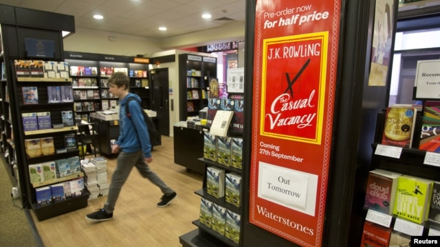 Un poster en una librería de Londres anuncia la salida a la venta del nuevo libro de J.K. Rowlings, "The Casual Vacancy", para este jueves.