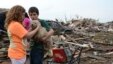 Anak-anak di Moore, Oklahoma, menenangkan anjing mereka setelah tornado melanda daerah tersebut Senin (20/5). 