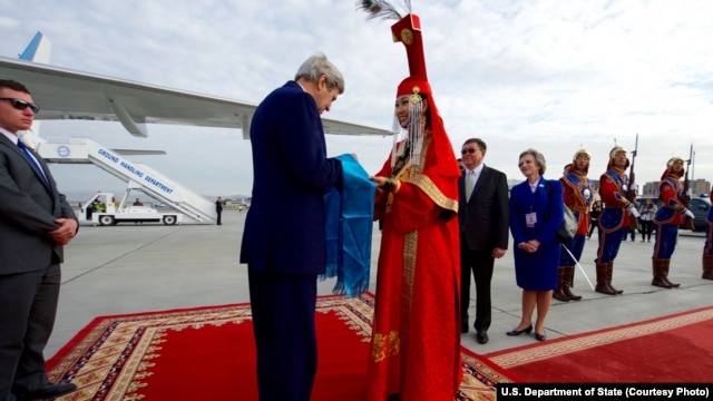 Ngoại trưởng Mỹ John Kerry nhận quà khi đến Sân bay Quốc tế Chinggis Khaan ở Ulaanbataar, Mông Cổ, ngày 5/6/2016.