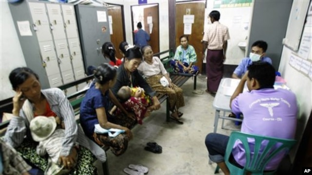 ထိုင္း-ျမန္မာနယ္စပ္ၿမိဳ႕ မဲေဆာက္မွာ ဖြင့္လွစ္ထားတဲ့ မယ္ေတာ္ အခမဲ့ေဆးကုခန္းမွာ ေဆးကုသမႈခံယူဖို႔ ေစာင့္ဆုိင္းေနသူ မိခင္နဲ႔ကေလးမ်ား။
