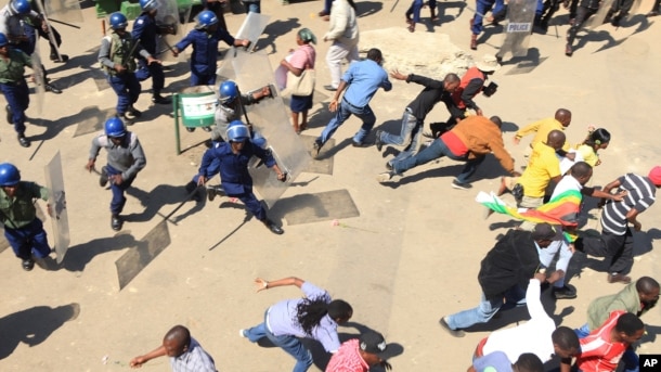 Zimbabwean riot police clash with protesters during a demonstration against the introduction of bond notes by the Reserve Bank of Zimbabwe, in Harare, Aug. 17, 2016.