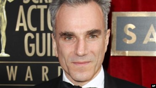 Daniel Day-Lewis berpose setibanya di Shrine Auditorium, Los Angeles 27 Januari 2013. Day-Lewis meraih penghargaan sebagai aktor terbaik dalam ajang penghargaan tahunan ke-19 Screen Actors Guild Awards (SAG) ini. (Photo by Matt Sayles/Invision/AP)