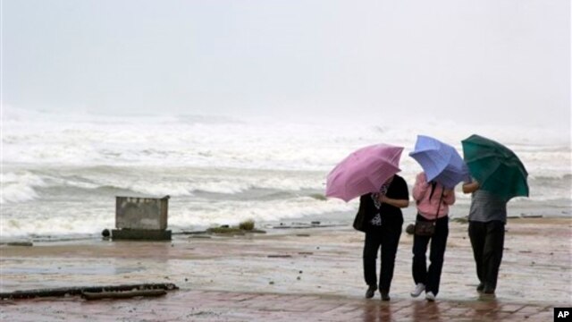 Cư dân đi bộ trên bãi biển tại thành phố Đà Nẵng ngày 10/11/2013. Haiyan đổ bộ vào Việt Nam ngày 12/11 như một trận bão nhiệt đới sau khi gây thiệt hại nặng nề cho Philippines.