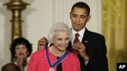 El presidente Barack Obama entrega la Medalla Presidencial de la Libertad 2009 a Sandra Day O'Connor
