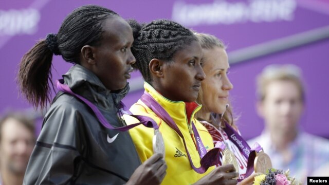 Mshindi wa marathon Tiki Gelana wa Ethiopia akiwa na Priscah Jeptoo wa kenya aliyeshinda medali ya fedha na Tatyana Petrova Arkhipova wa Russia aliyepata shaba. 