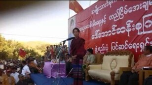ေဒၚေအာင္ဆန္းစုၾကည္ရဲ႕ ဖဲြ႔စည္းပံုျပင္ဆင္ေရး လူထုစည္း႐ံုးပညာေပး ေဟာေျပာပဲြ ေတာင္ႀကီးခရီးစဥ္၊ (ဓာတ္ပံု အဖဲြ႔ခ်ဳပ္ဝင္ June Naing ၊ ၂၀၁၄)ရဲ႕ FB က ကူးယူပါသည္။-ဇန္နဝါရီ ၂၆