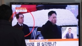 Ông Kim Jong Un, 30 tuổi, xem ông Jang (phía sau) người hơn gấp đôi tuổi mình, như một đối thủ.