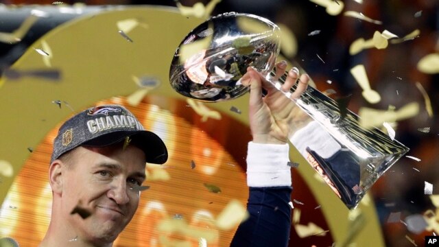 Peyton Manning và chiếc Cúp Vince Lombardi sau khi thắng trận Super Bowl 50.