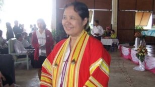 Ubon Ratchathani University က ေဒါက္တာစင္သီယာေမာင္အား ေမြးေန႔လက္ေဆာင္ေပးခဲ့ေသာ အက်ႌႏွင့္အတူ (ဓာတ္ပံု- ေဒါက္တာလြဏ္းေဆြ ဘေလာ့ဂ္)