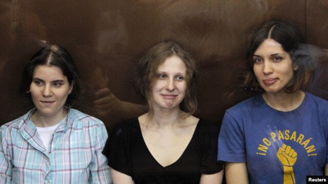 Endamên Pussy Riot Nadezhda Tolokonnikova, Maria Alyokhina û Yekaterina Samutsevich