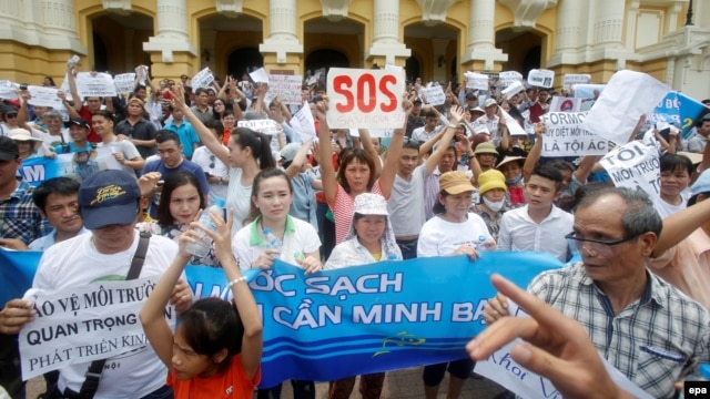 Người dân Hà Nội xuống đường biểu tình vụ cá chết, ngày 1/5/2016.