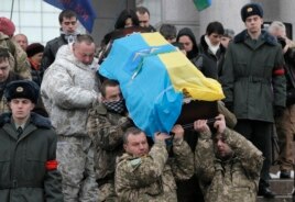 Soldados ucranianos carregam um caixão que carrega o corpo de um soldado companheiro que foi morto em combate com rebeldes pró-Rússia na Ucrânia oriental, durante seu funeral em Kiev 20 de janeiro de 2015.