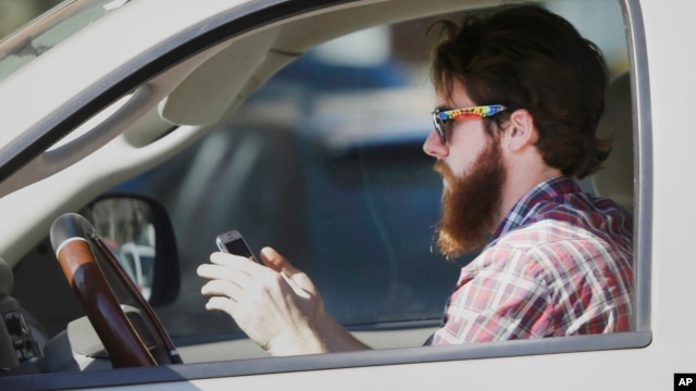 Textear mientras se conduce es una de las causas frecuentes de accidentes automovilísticos.