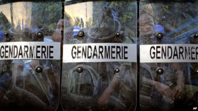 Guinean police take position outside the Independent Election Commission building in Conakry, Guinea, Sunday,  Nov. 14, 2010, after the representative of presidential candidate Cellou Dalein Diallo suspended his participation in the vote tallying process.