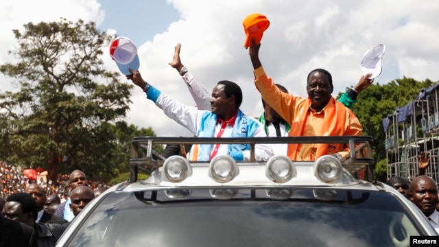 Raila Odinga (R) na mgombea wake mwenza Kalonzo Musyoka wakiwasili viwanja vya Uhuru Park kwa mkutano wa pamoja wa kisiasa 