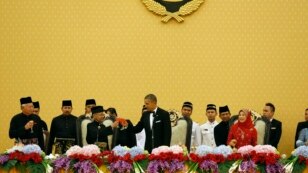 သမၼတ Barack Obama ကို မေလးရွားဘုရင္ Abdul Halimက ကြာလာလမ္ပူၿမိဳ႕မွာ ႏိုင္ငံေတာ္အခမ္းအနားျဖင့္ ႀကိဳဆိုဧည့္ခံစဥ္။ (ဧၿပီ ၂၆၊ ၂၀၁၄)
