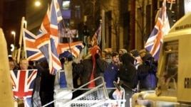 Lojalisti se sukobili sa policijom ispred gradske većnice u Belfastu  