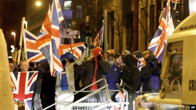 Lojalisti se sukobili sa policijom ispred gradske većnice u Belfastu  