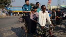 Bangladeshi police transfer a detained activist of Jamaat-e-Islami on a rickshaw during a nationwide strike in Dhaka, December 4, 2012. 