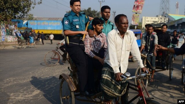 Bangladeshi police transfer a detained activist of Jamaat-e-Islami on a rickshaw during a nationwide strike in Dhaka, December 4, 2012. 
