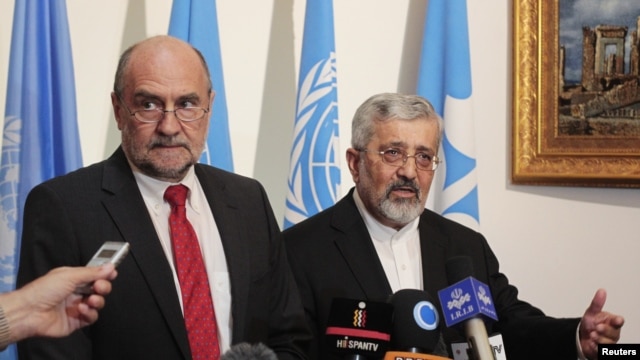 Trưởng đoàn thanh tra của Cơ quan Nguyên tử Năng IAEA Herman Nackaerts (trái).