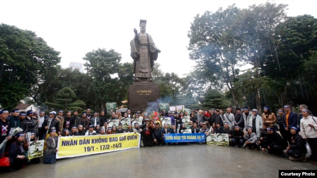 Lễ tưởng niệm tử sĩ Hoàng Sa tại Tượng đài Lý Thái Tổ, Hà Nội.