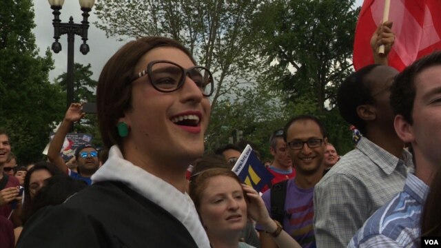 People celebrate Supreme Court ruling on Same Sex Marriage in front of the Supreme Court in Washington, D.C., June 26, 2015. (Photo: M. Burke / VOA)