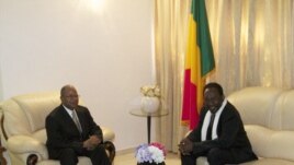 Diango Cissoko (à g.) et le président intérimaire du Mali  Dioncounda Traoré 