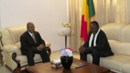 Le premier ministre malien Diango Cissoko (G) et le président Dioncounda Traoré à la résidence présidentielle à Bamako le 12 décembre 2012.