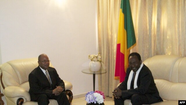 Dans cette photo du 12 déc. 2012, le Premier ministre Diango Cissoko (à g.) s'entretient avec le président Traoré à Bamako.
