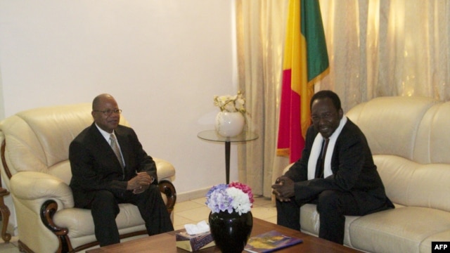 Mali's new Prime Minister Diango Cissoko (L) and Mali's interim President  Dioncounda Traore sit in the Presidential residence in Bamako on December 12, 2012.