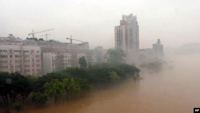 2005年6月20日，广西柳州洪水使得柳江河暴涨。近日柳州市委副书记、市长肖文荪就是落入柳江河中身亡的