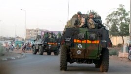 Motocin yakin Faransa a Bamako akan hanyarsu ta zuwa garin Mopti. 
