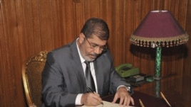 Prezida wa Misiri, Mohamed Morsi Ariko Atera Igikumu kw'Itegeko Rishira mu Ngiro Ibwirizwa Nshingiro Rishasha