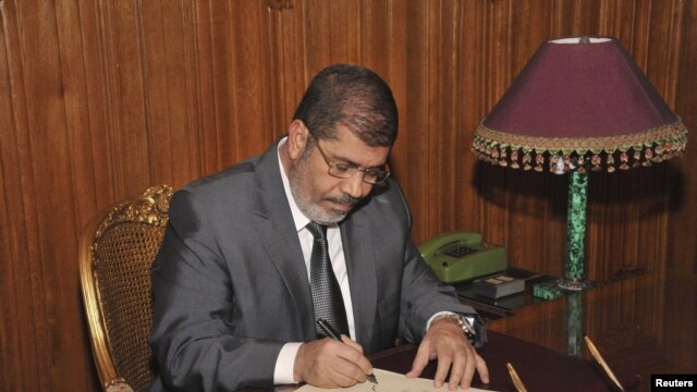 Prezida wa Misiri, Mohamed Morsi Ariko Atera Igikumu kw'Itegeko Rishira mu Ngiro Ibwirizwa Nshingiro Rishasha