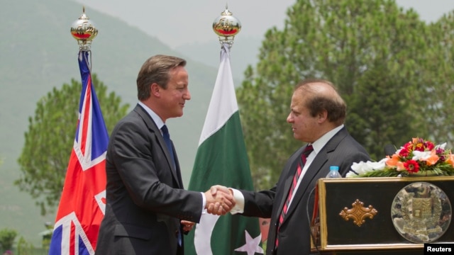 Thủ tướng Anh David Cameron (trái) và Thủ tướng Pakistan Nawaz Sharif trong cuộc họp báo chung tại Islamabad, 30/6/13